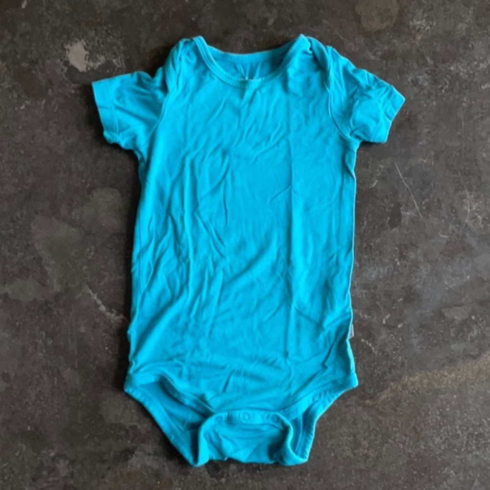 Kyte Baby short sleeve bodysuit in lagoon bamboo, EUC 18-24 months